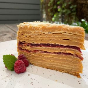 Torta de hojarasca manjar, pastelera y frambuesa